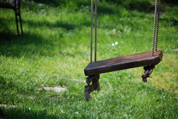 Foto leere schaukel auf dem spielplatz