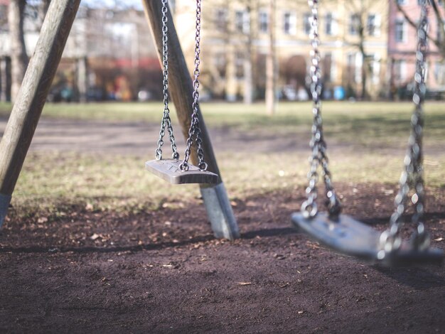 Foto leere schaukeln im park