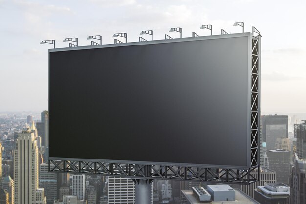 Leere schwarze horizontale Plakatwand auf Skyline-Hintergrund-Perspektivansicht Mock-up-Werbekonzept