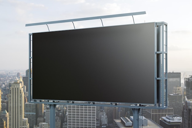 Leere schwarze horizontale Plakatwand auf Stadtbildhintergrund Perspektivansicht Mockup-Werbekonzept