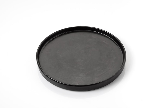 leere schwarze Plattenkeramik auf weißem Hintergrund mit Pfad