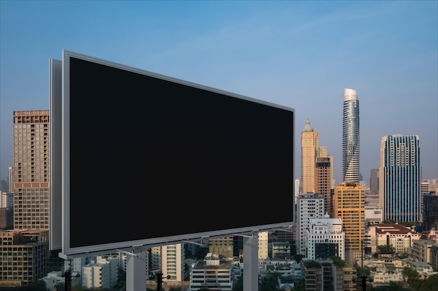Leere schwarze Straßenplakatwand mit Bangkok-Stadtbildhintergrund bei Sonnenuntergang Straßenwerbeplakat mock up 3D-Rendering Seitenansicht Das Konzept der Marketingkommunikation zur Förderung oder zum Verkauf von Ideen