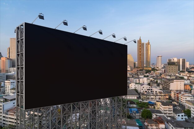 Leere schwarze Straßenplakatwand mit Bangkok-Stadtbildhintergrund bei Sonnenuntergang Straßenwerbeplakat mock up 3D-Rendering Seitenansicht Das Konzept der Marketingkommunikation zur Förderung oder zum Verkauf von Ideen