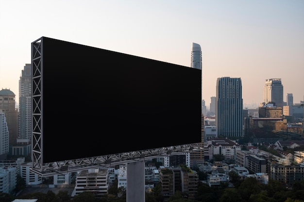 Leere schwarze Straßenplakatwand mit Bangkok-Stadtbildhintergrund bei Sonnenuntergang Straßenwerbeplakat mock up 3D-Rendering Seitenansicht Das Konzept der Marketingkommunikation zur Förderung oder zum Verkauf von Ideen