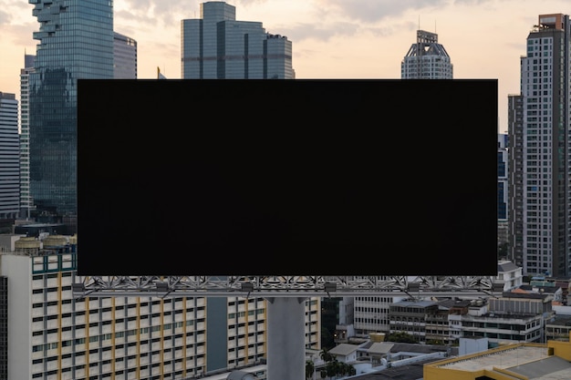 Foto leere schwarze straßenplakatwand mit bangkok-stadtbildhintergrund bei sonnenuntergang straßenwerbeplakat mock up 3d-rendering vorderansicht das konzept der marketingkommunikation zur förderung oder zum verkauf von ideen