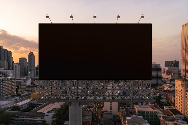 Leere schwarze Straßenplakatwand mit Bangkok-Stadtbildhintergrund bei Sonnenuntergang Straßenwerbeplakat mock up 3D-Rendering Vorderansicht Das Konzept der Marketingkommunikation zur Förderung oder zum Verkauf von Ideen