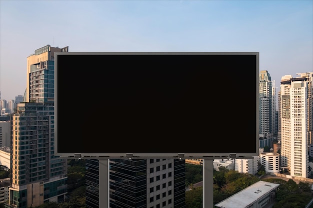 Leere schwarze Straßenplakatwand mit Bangkok-Stadtbildhintergrund bei Sonnenuntergang Straßenwerbeplakat mock up 3D-Rendering Vorderansicht Das Konzept der Marketingkommunikation zur Förderung oder zum Verkauf von Ideen