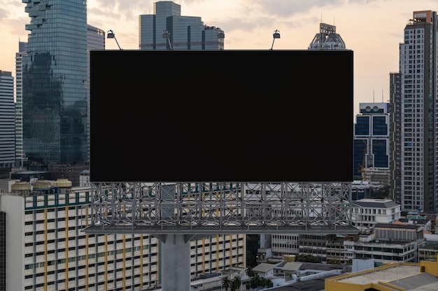 Leere schwarze Straßenplakatwand mit Bangkok-Stadtbildhintergrund bei Sonnenuntergang Straßenwerbeplakat mock up 3D-Rendering Vorderansicht Das Konzept der Marketingkommunikation zur Förderung oder zum Verkauf von Ideen