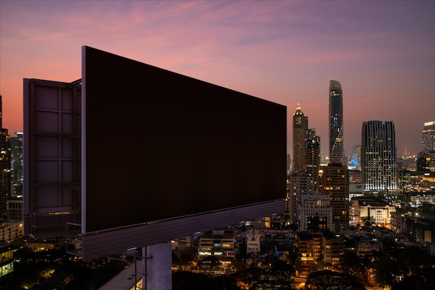 Leere schwarze Straßenplakatwand mit Bangkok-Stadtbildhintergrund in der Nacht Straßenwerbeplakat Mock-up 3D-Rendering Seitenansicht Das Konzept der Marketingkommunikation zur Förderung der Idee