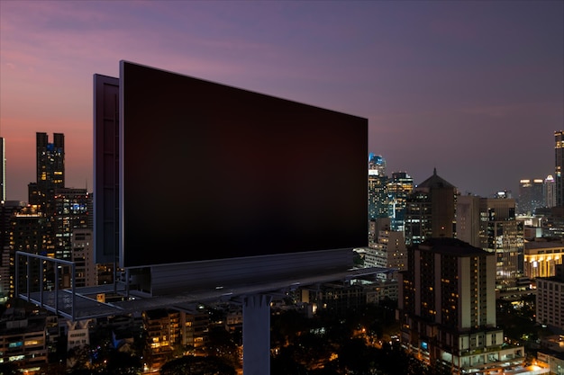 Leere schwarze Straßenplakatwand mit Bangkok-Stadtbildhintergrund in der Nacht Straßenwerbeplakat Mock-up 3D-Rendering Seitenansicht Das Konzept der Marketingkommunikation zur Förderung der Idee