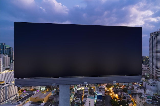 Leere schwarze Straßenplakatwand mit Bangkok-Stadtbildhintergrund in der Nacht Straßenwerbeplakat Mock-up 3D-Rendering Vorderansicht Das Konzept der Marketingkommunikation, um Idee zu verkaufen