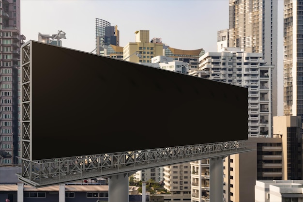 Leere schwarze Straßenplakatwand mit Bangkok-Stadtbildhintergrund zur Tageszeit Straßenwerbeplakat mock up 3D-Rendering Seitenansicht Das Konzept der Marketingkommunikation zur Förderung oder zum Verkauf von Ideen