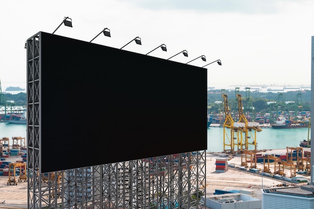 Leere schwarze Straßenplakatwand mit Singapur-Stadtbildhintergrund zur Tageszeit Straßenwerbeplakat Mock-up 3D-Rendering Seitenansicht Das Konzept der Marketingkommunikation, um Idee zu verkaufen
