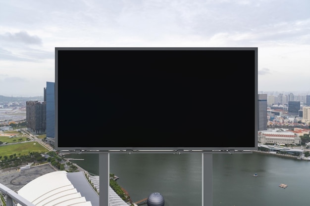 Leere schwarze Straßenplakatwand mit Singapur-Stadtbildhintergrund zur Tageszeit Straßenwerbeplakat mock up 3D-Rendering Vorderansicht Das Konzept der zu fördernden Marketingkommunikation