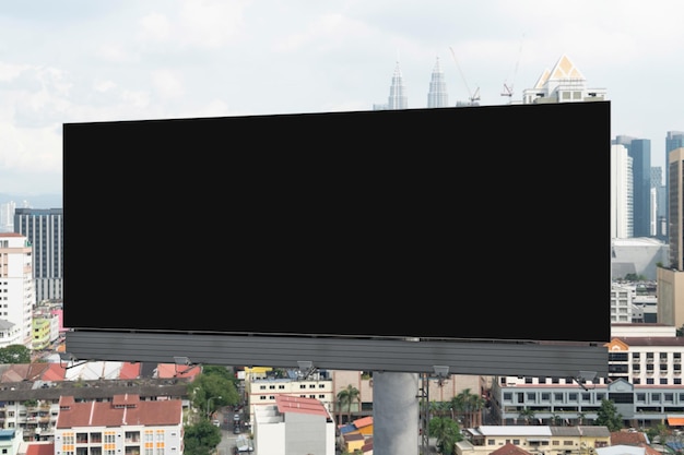 Leere schwarze Straßenplakatwand mit Stadtbildhintergrund von Kuala Lumpur zur Tageszeit Straßenwerbeplakat Mock-up 3D-Rendering Vorderansicht Konzept des Marketings zur Förderung oder zum Verkauf von Dienstleistungen oder Ideen