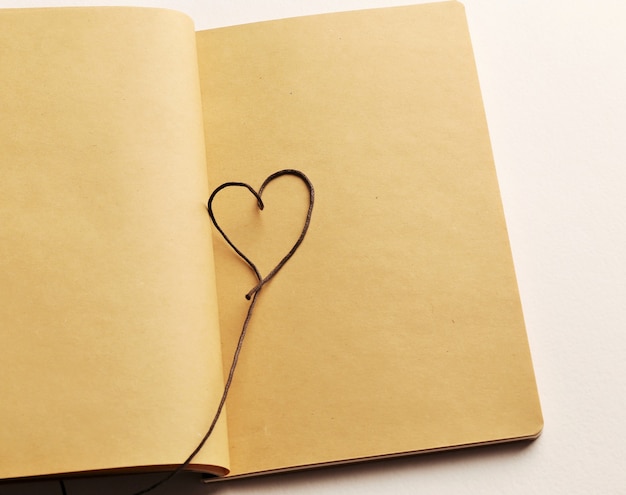 Foto leere seite des notebooks mit herzen zum valentinstag. kann zur unterschrift verwendet werden