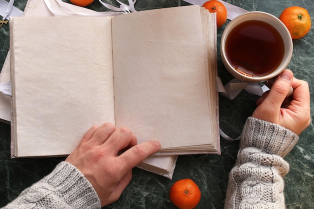 Leere Seiten öffneten Vintage-Buch auf grüner Marmor-Arbeitsplatte