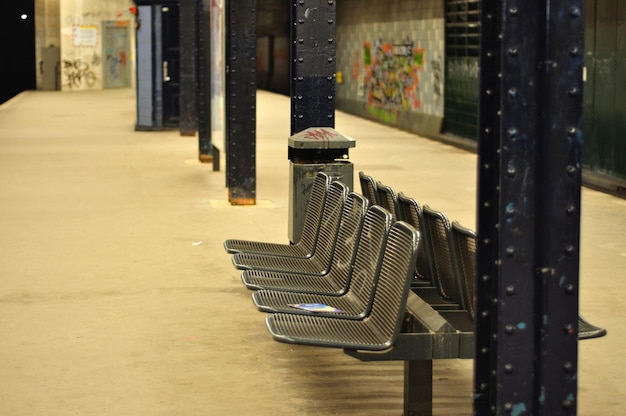 Foto leere sitze an der u-bahn-station