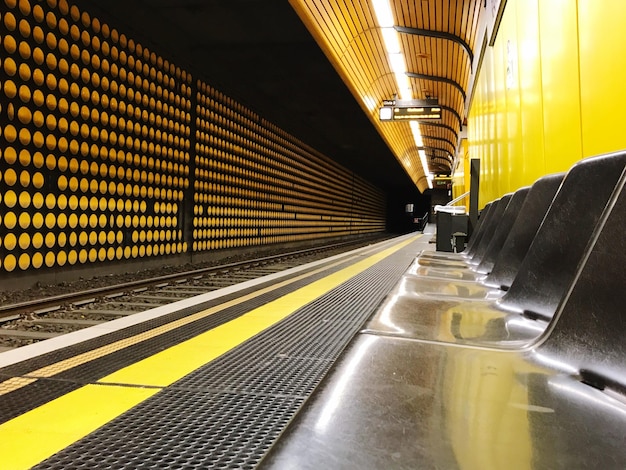 Foto leere sitze auf dem bahnsteig des bahnhofs