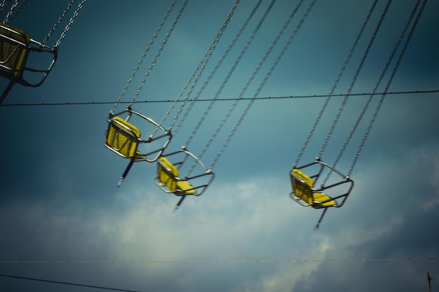 Foto leere sitze eines karussells in voller fahrt (o lugar de um carrossel em pleno movimento)