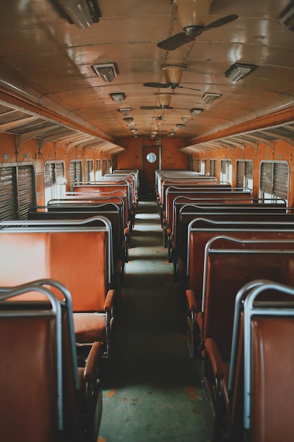 Foto leere sitze im zugwagen