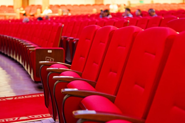 Leere Sitze in einem Bühnentheater