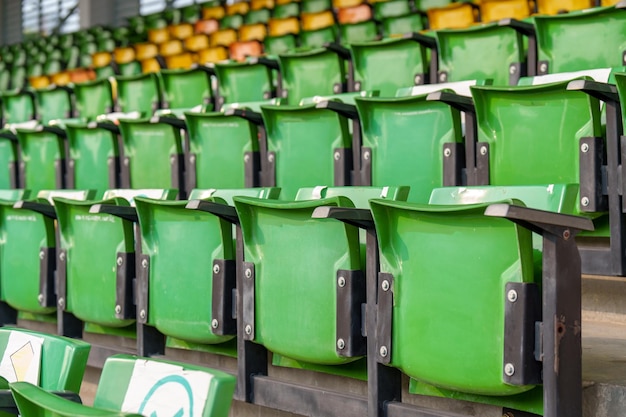 Leere Stadionsitze aus Plastik im Fußballstadion in der Arena