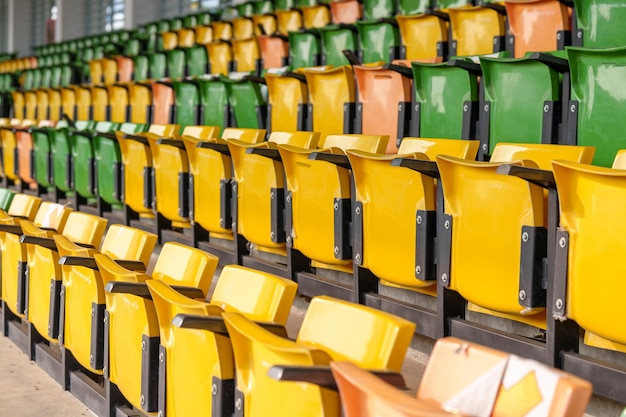 Leere Stadionsitze aus Plastik im Fußballstadion in der Arena