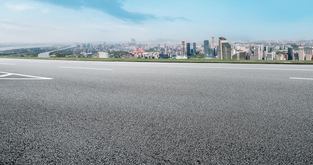 Leere Stadtstraße mit Panoramablick auf die Skyline