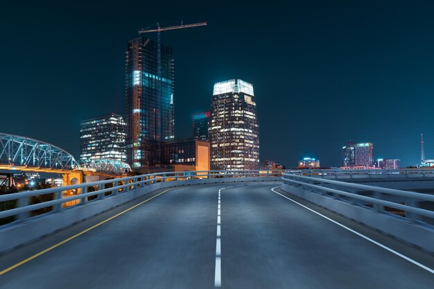 Leere städtische Asphaltstraße außen mit Stadtgebäuden Hintergrund Neue moderne Autobahn Betonkonstruktion Konzept des Weges zum Erfolg Transportlogistikbranche schnelle Lieferung Nashville USA