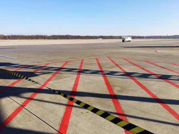 Foto leere start- und landebahn des flughafens gegen den himmel