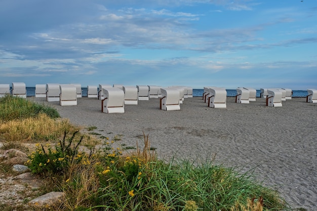 Leere Strandhütten an einem einsamen Strand am Ostsee am Morgen