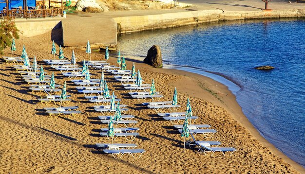 Leere Strandkörbe am Sandstrand von Reosrt Panormos auf der Insel Kreta Griechenland