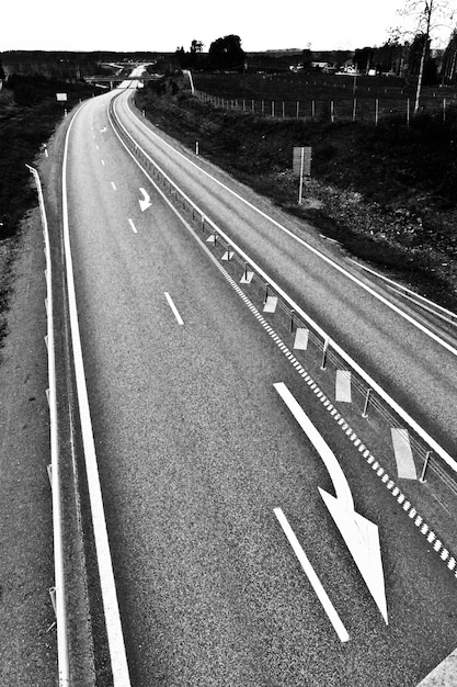 Foto leere straße auf landschaft gegen klaren himmel