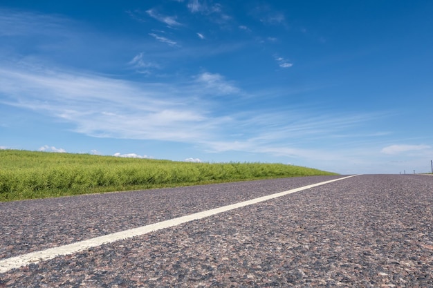 Leere Straße der Asphaltautobahn und klarer blauer Himmel mit panoramischer Landschaft