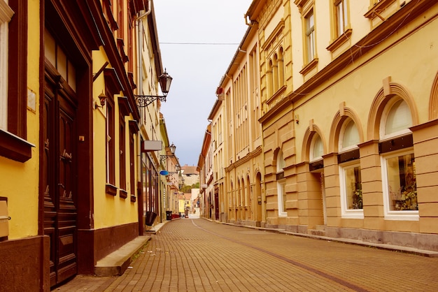 Leere Straße der Stadt Eger in Ungarn, Europa