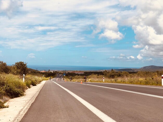 Foto leere straße entlang der landschaft gegen den himmel