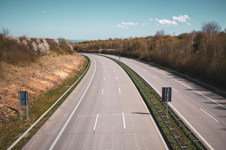 Foto leere straße entlang der landschaft und bäume gegen den himmel