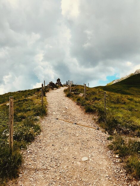 Foto leere straße entlang der landschaft