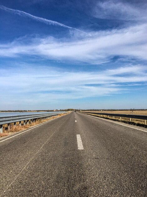 Foto leere straße entlang der landschaft