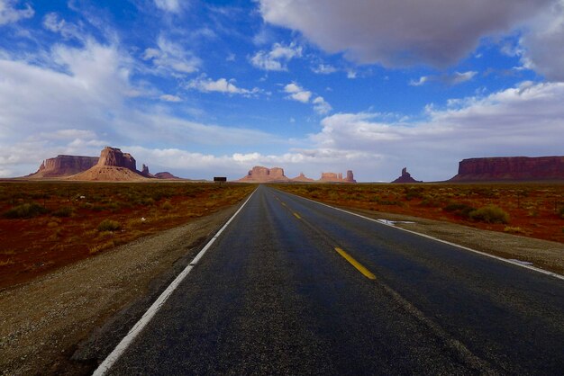 Leere Straße entlang der Wüstenlandschaft des Monument Valley