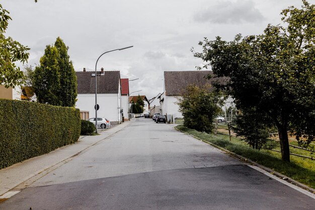 Foto leere straße entlang von gebäuden