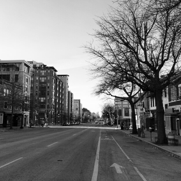 Foto leere straße entlang von gebäuden