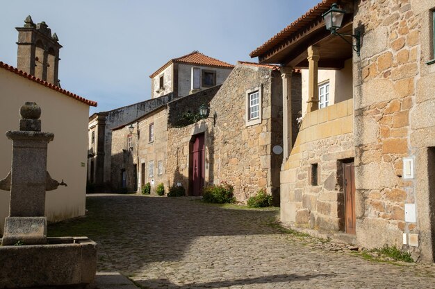 Leere Straße im Dorf Castelo Mendo, Portugal