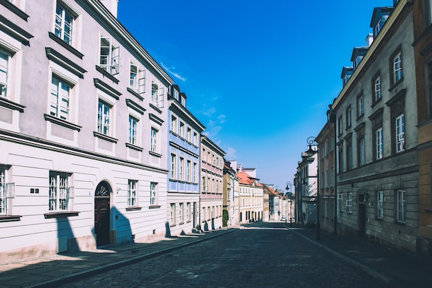 Leere Straße in der Altstadt im Zentrum von Warschau, Polen