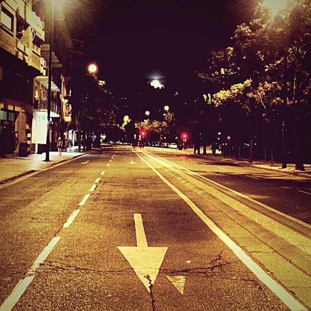 Foto leere straße in der nacht