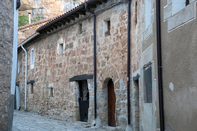 Leere Straße in Orbaneja del Castillo, Burgos, Spanien