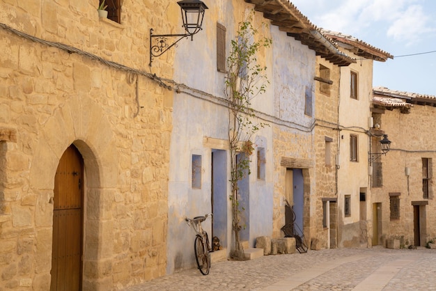 Leere Straße in Valderrobres, Aragon, Spanien