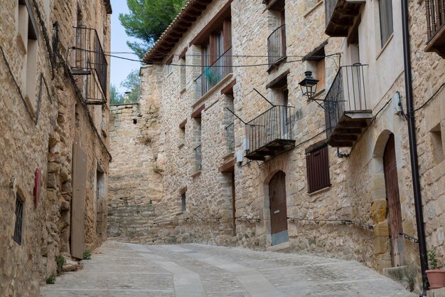 Leere Straße in Valderrobres, Aragon, Spanien