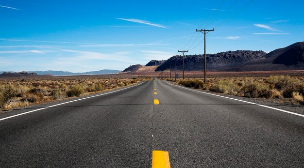 Foto leere straße inmitten der landschaft gegen den blauen himmel